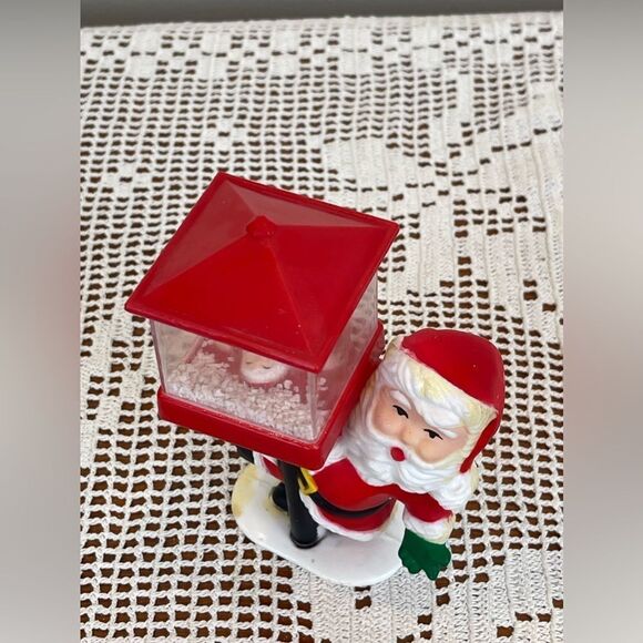 Santa Claus snow globe holding onto a Lamp Post with faux snow and small globe - Picture 6 of 6